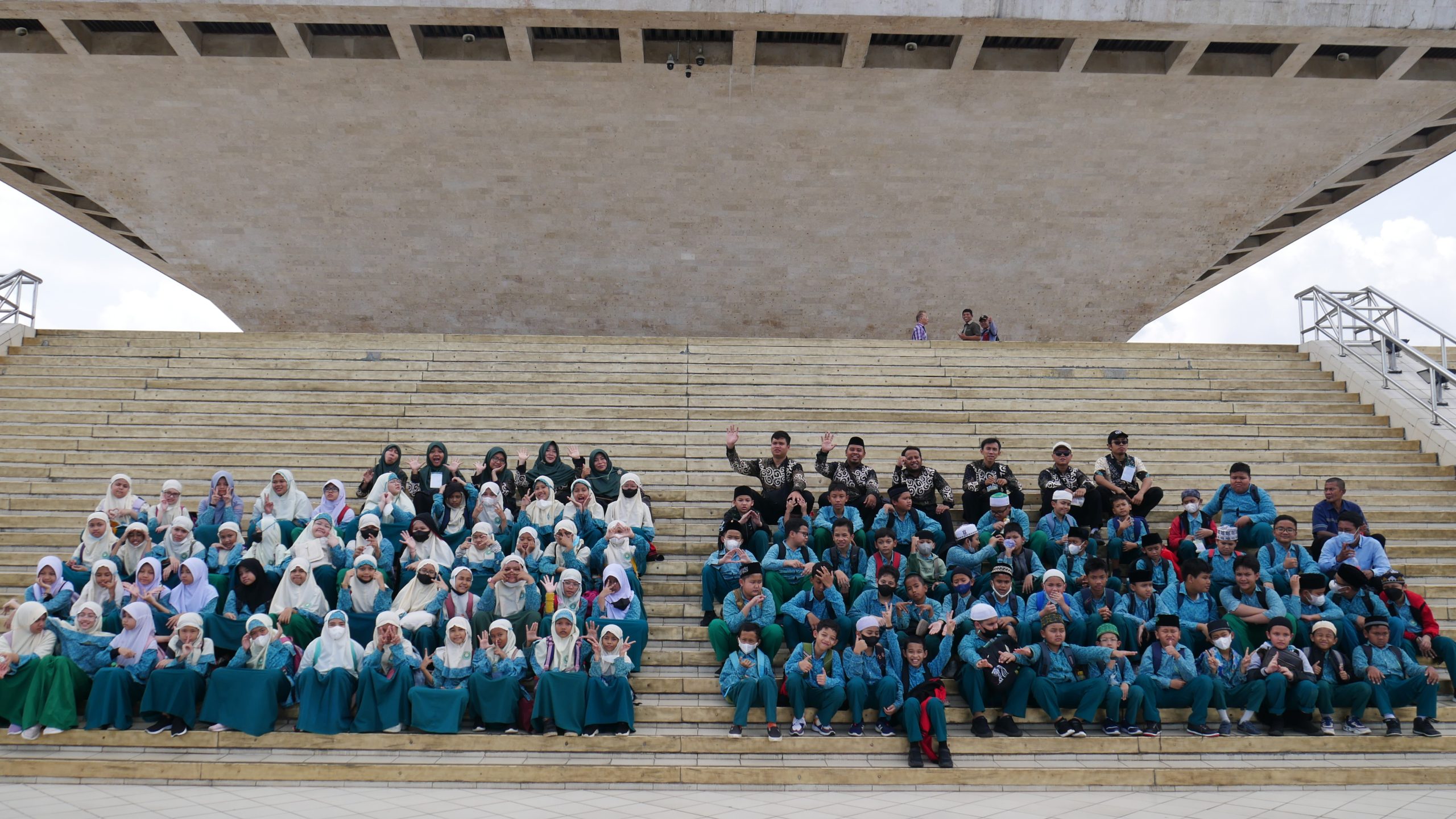 Kelas Tinggi di Depan Monas