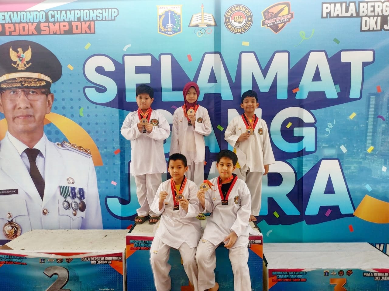 Foto Siswa SDIT Al Furqon dengan mendali