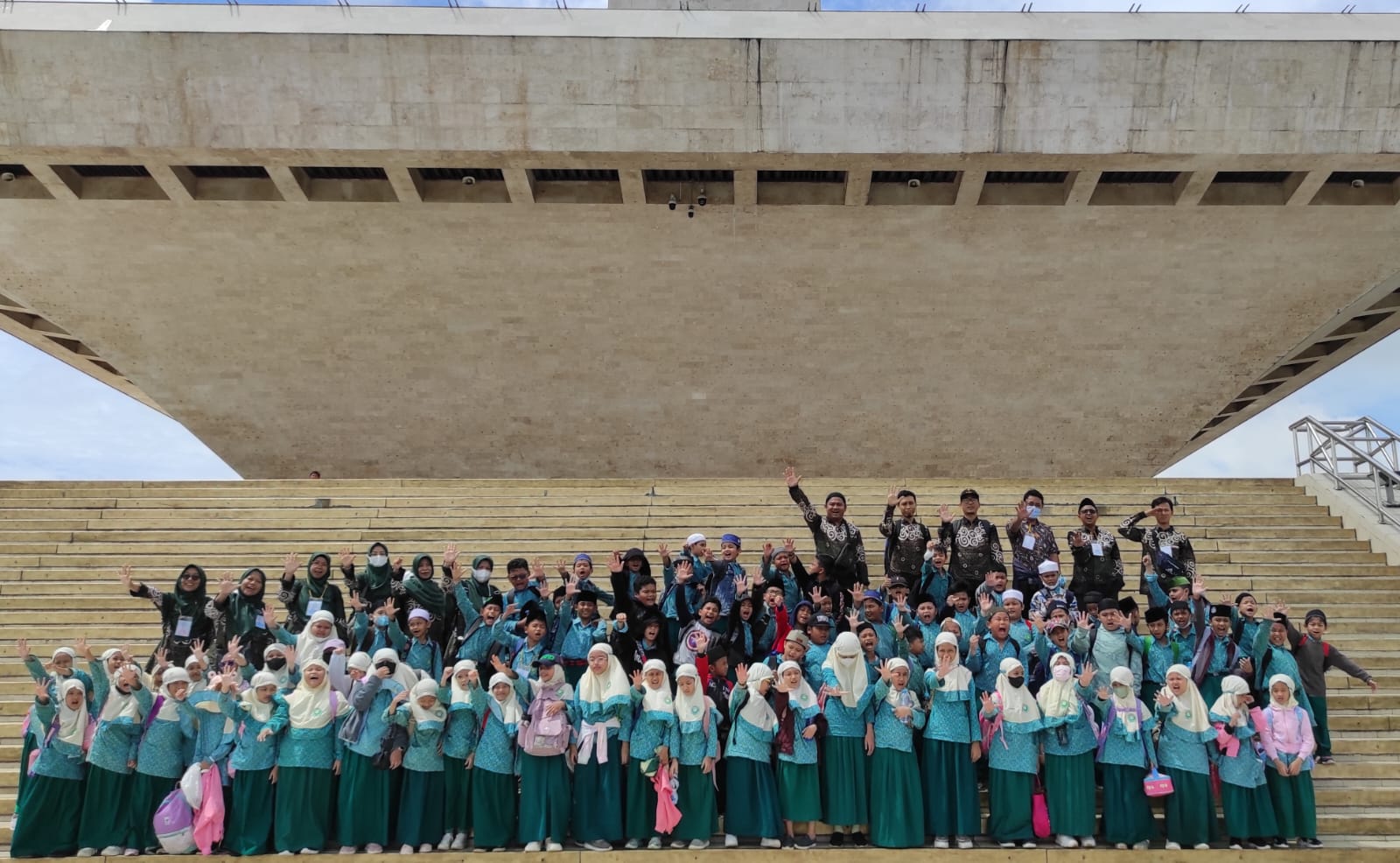 Foto bersama Kelas Rendah di Depan Monas