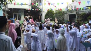 Kelas Rendah berbaris persiapan untuk pawai