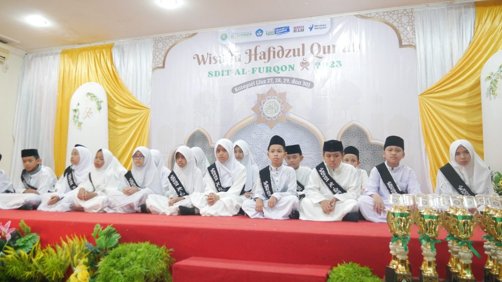 Wisudawan dan Wisudawati kategori 2, 3, dan 4 Juz bersiap untuk penampilan