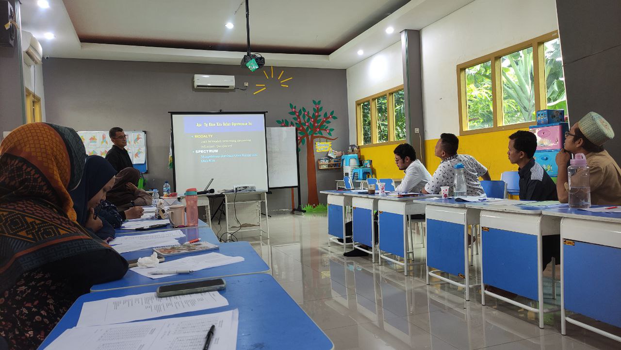 Bapak Darwin Tanjung saat Presentasi Metode Belajar Cepat di SDIT Al-Furqon