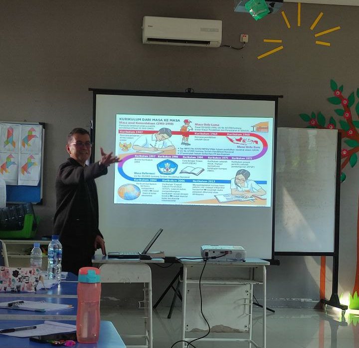 Bapak Darwin Tanjung saat Presentasi Perubahan Kurikulum di Indonesia