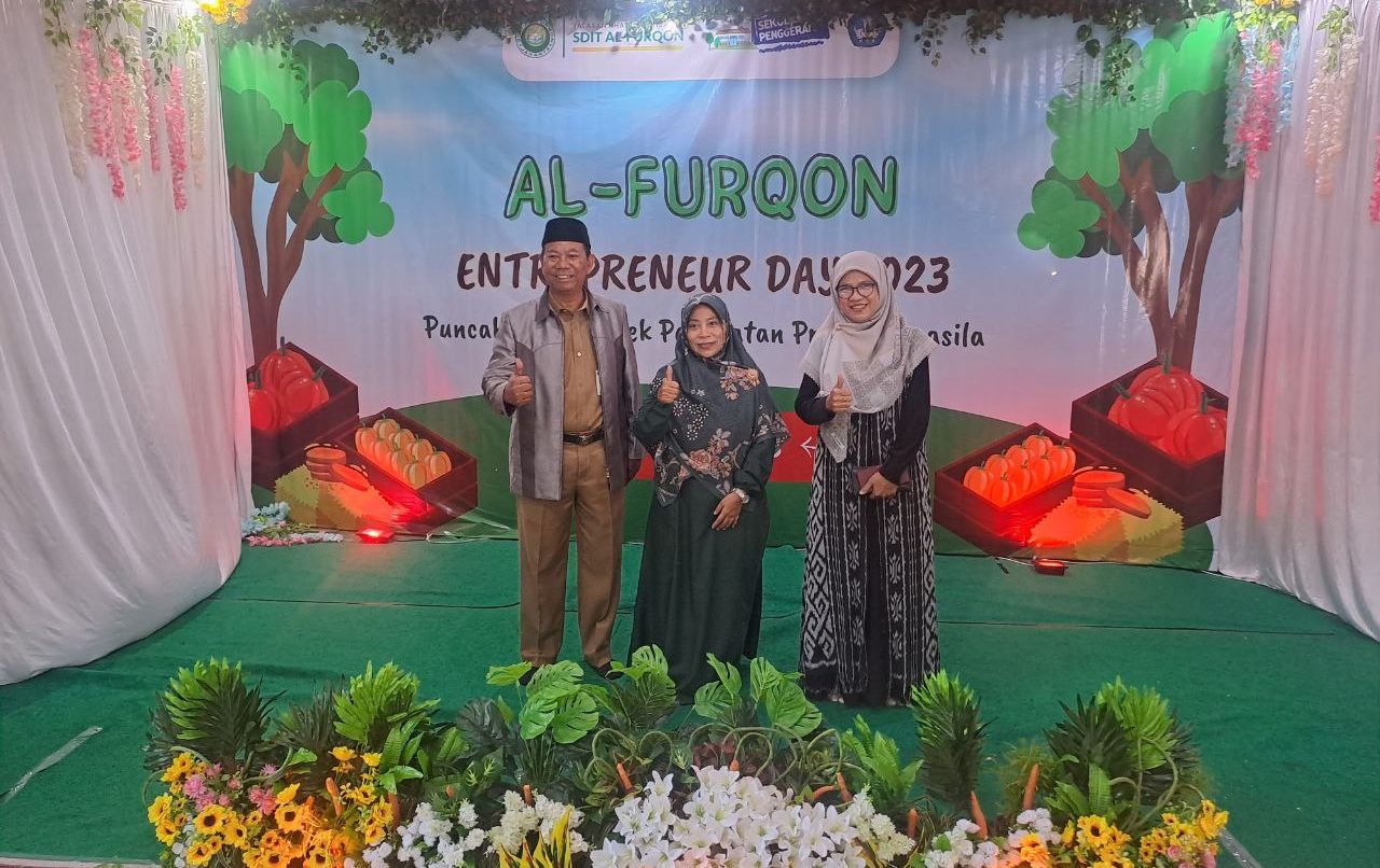 Foto Koordinator Pengawas Bapak Sukardi, Kepala Sekolah SDIT Al-Furqon Ibu Andriani, dan Fasilitator Sekolah Penggerak Ibu Riana