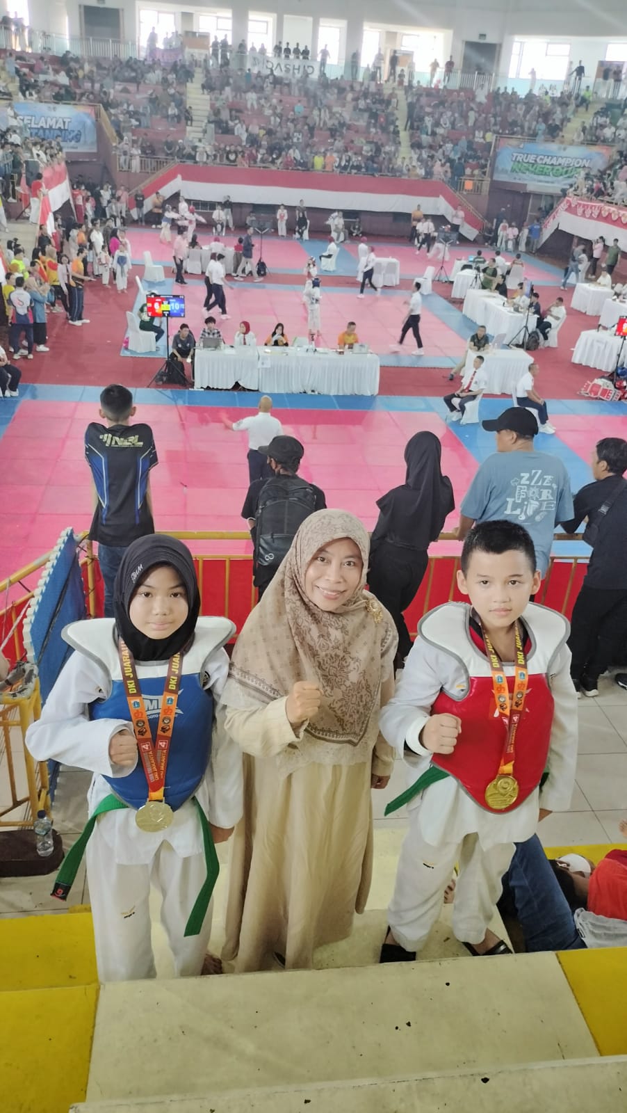 Foto Gibran dan Yasmin bersama Ibu Andriani dengan medali yang dimenangkan