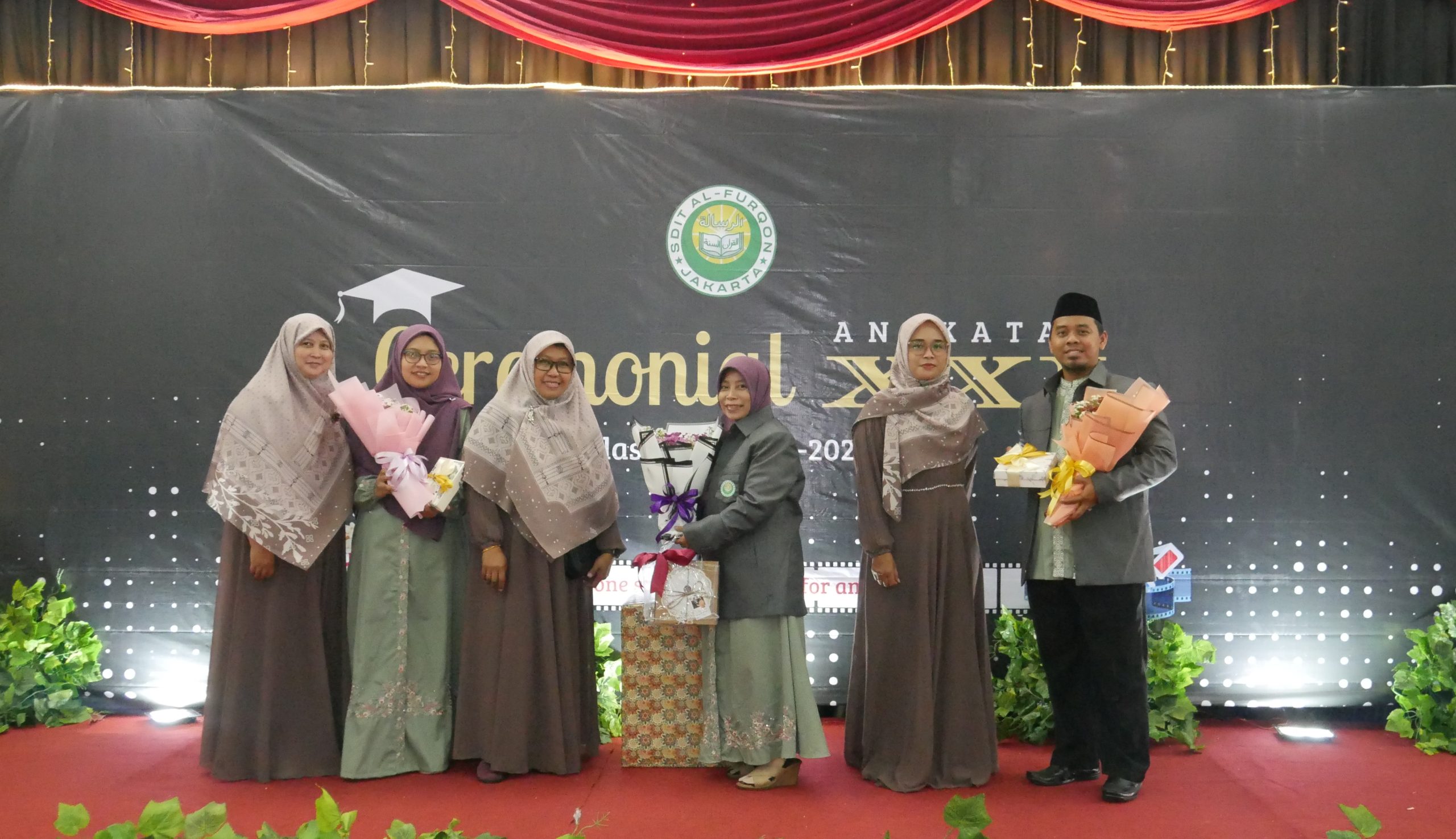 Hadiah dari Korkel untuk Sekolah pada Ceremonial Apresiasi Angakatan XXI (21) SDIT Al-Furqon