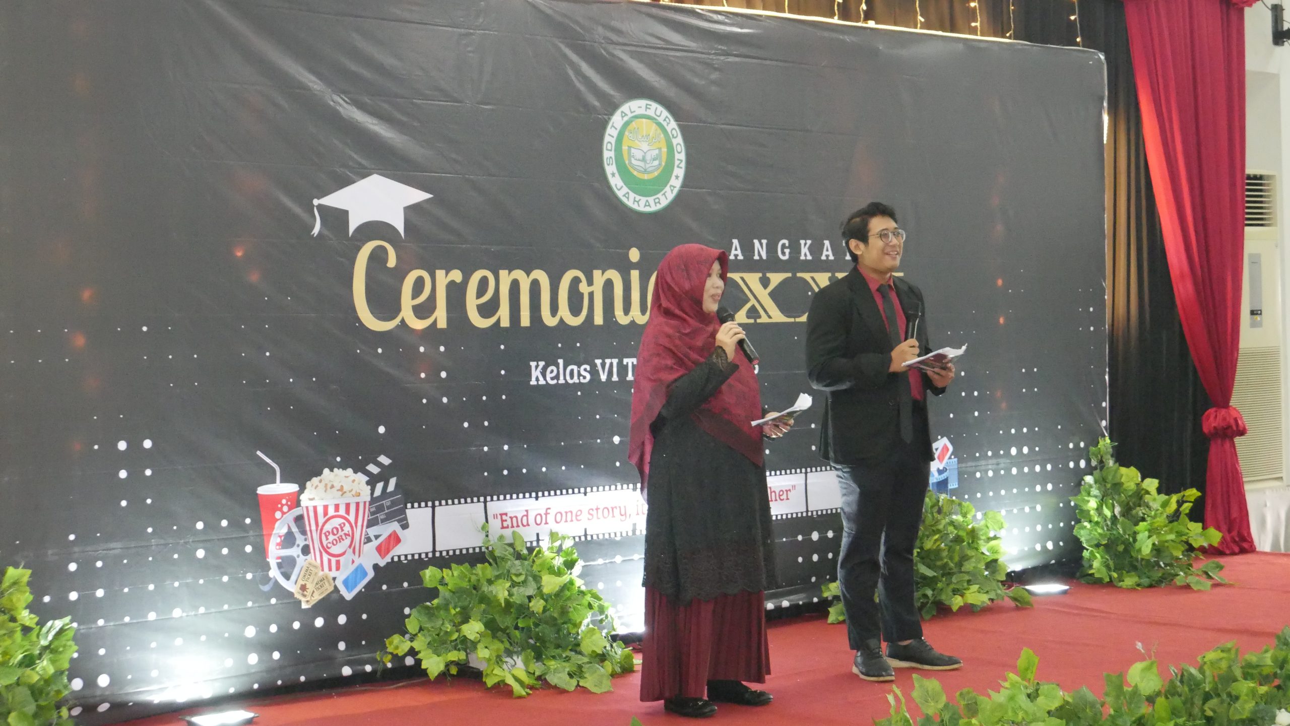Mr Fikri dan Ustadzah Tia sebagai MC di Ceremonial Apresiasi Angkatan XXI SDIT Al-Furqon