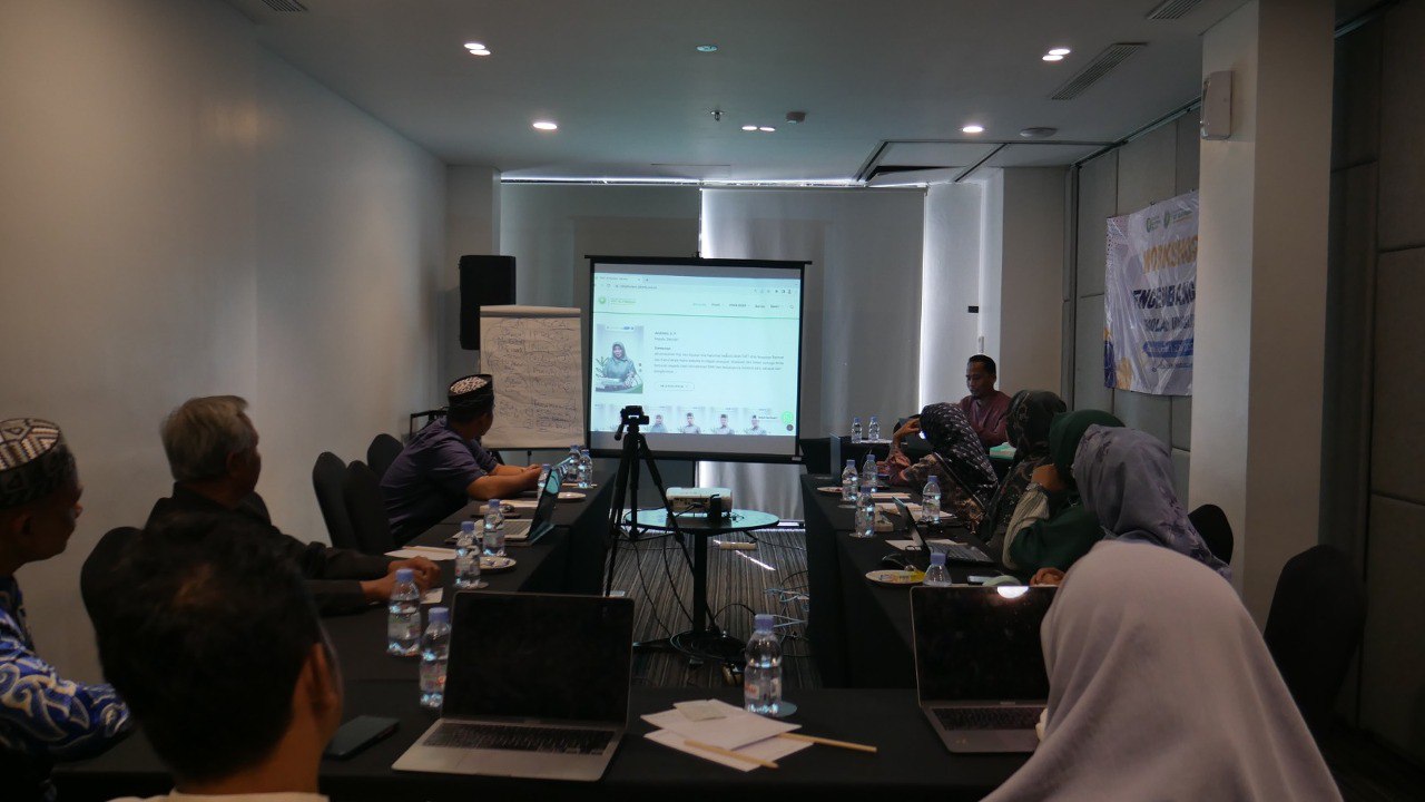Pembedahan website SDIT Al-Furqon pada Workshop Pengembangan SDIT Al-Furqon