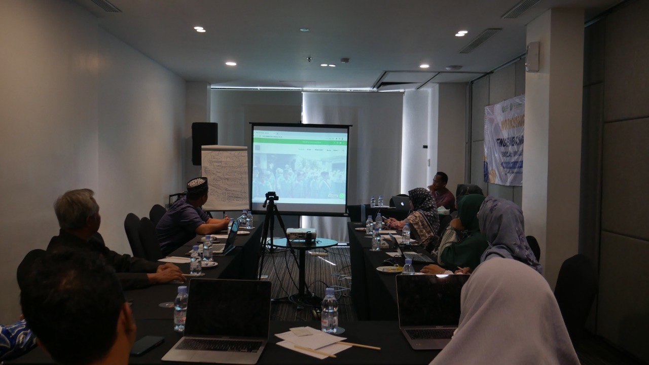 Pembedahan website SDIT Al-Furqon pada Workshop Pengembangan SDIT Al-Furqon(1)