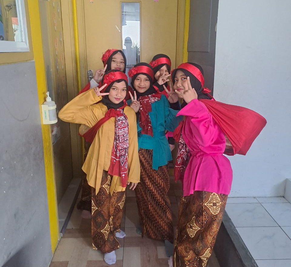 Penampil Tarian Suwe Ora Jamu (Kelas 4) bersiap memasuki panggung