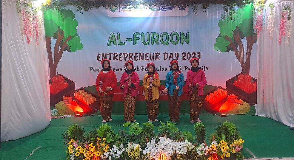 Penampilan tarian Suwe Ora Jamu dari Kelas 4 pada pada Acara Puncak Projek Penguatan Profil Pelajar Pancasila Entrepreneur Day 2023 SDIT Al-Furqon