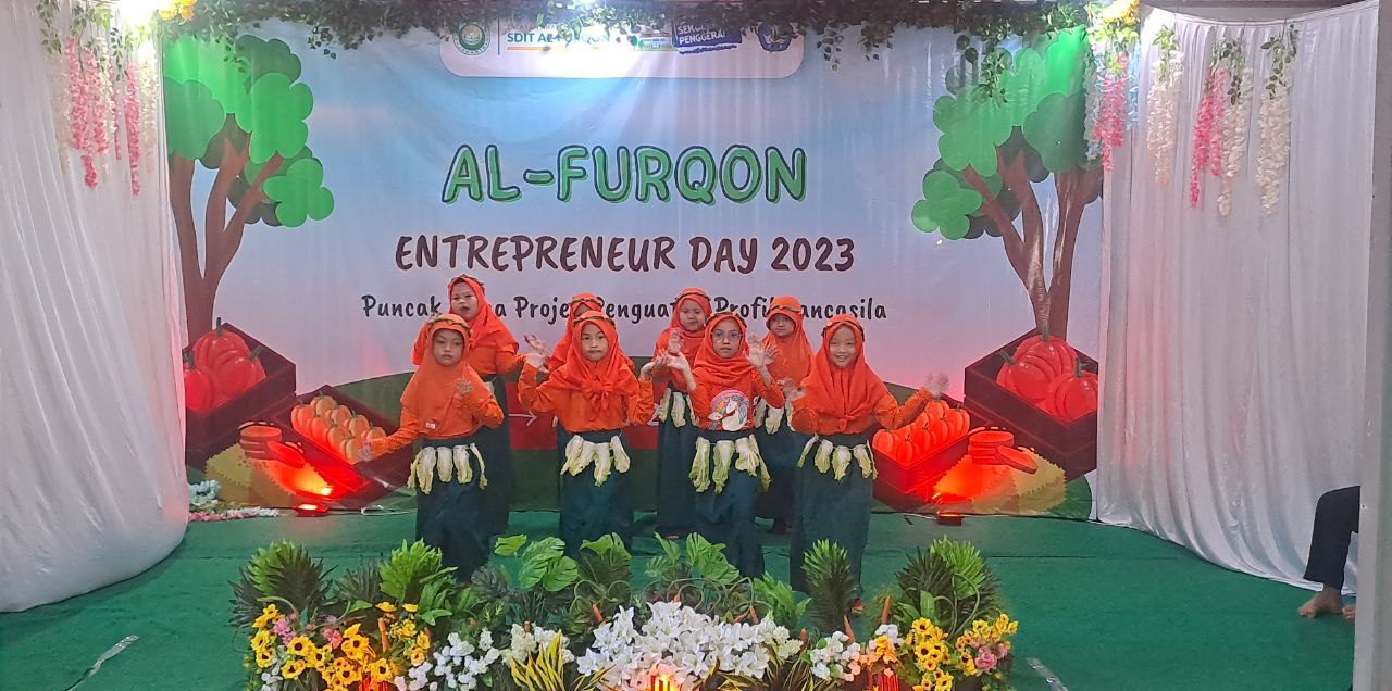 Penampilan tarian sayuran oleh kelas 1