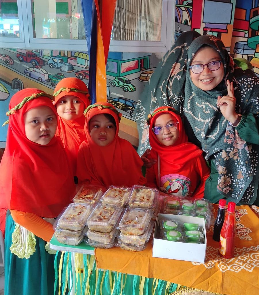 Stand Kelas 1 Adeeva, Shazia, Shanum, Ulya bersama Bu Isma di Market Day Projek Penguatan Profil Pelajar Pancasila SDIT Al-Furqon