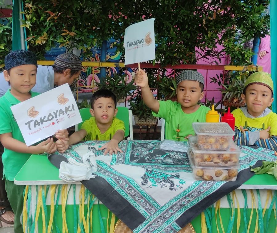 Stand Kelas 1 Attar, Khair, Abyan, Sapto di Market Day Projek Penguatan Profil Pelajar Pancasila SDIT Al-Furqon