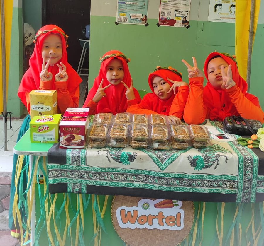 Stand Kelas 1 Nafisah, Fania, Shohwa, Khania di Market Day Projek Penguatan Profil Pelajar Pancasila SDIT Al-Furqon