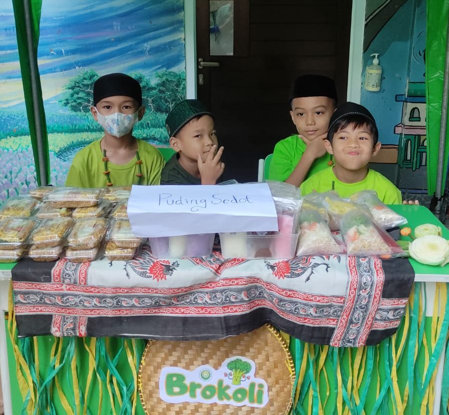 Stand Kelas 1 Qowiy, Khenzo, Fathan, Maher di Market Day Projek Penguatan Profil Pelajar Pancasila SDIT Al-Furqon