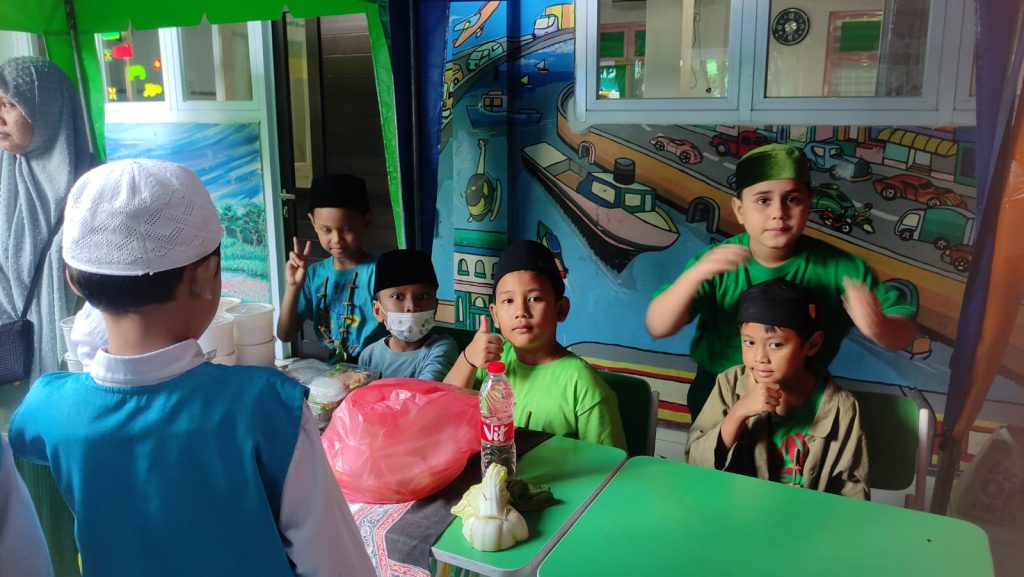 Stand Kelas 1 Rafa, Rizky, Khairul, Salim, Syaban di Market Day Projek Penguatan Profil Pelajar Pancasila SDIT Al-Furqon