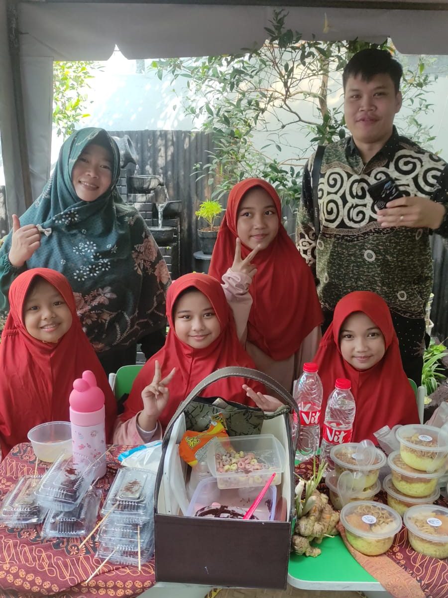 Stand Kelas 4 Putri, Namira, Naura, Azkadina bersama Bu Jihan dan Pak Muamar di Market Day Projek Penguatan Profil Pelajar Pancasila SDIT Al-Furqon