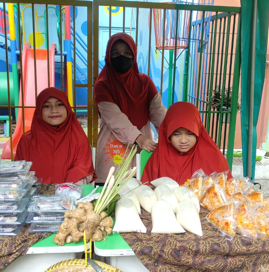 Stand Kelas 4 Zalfa, Sekar, Alisya di Market Day