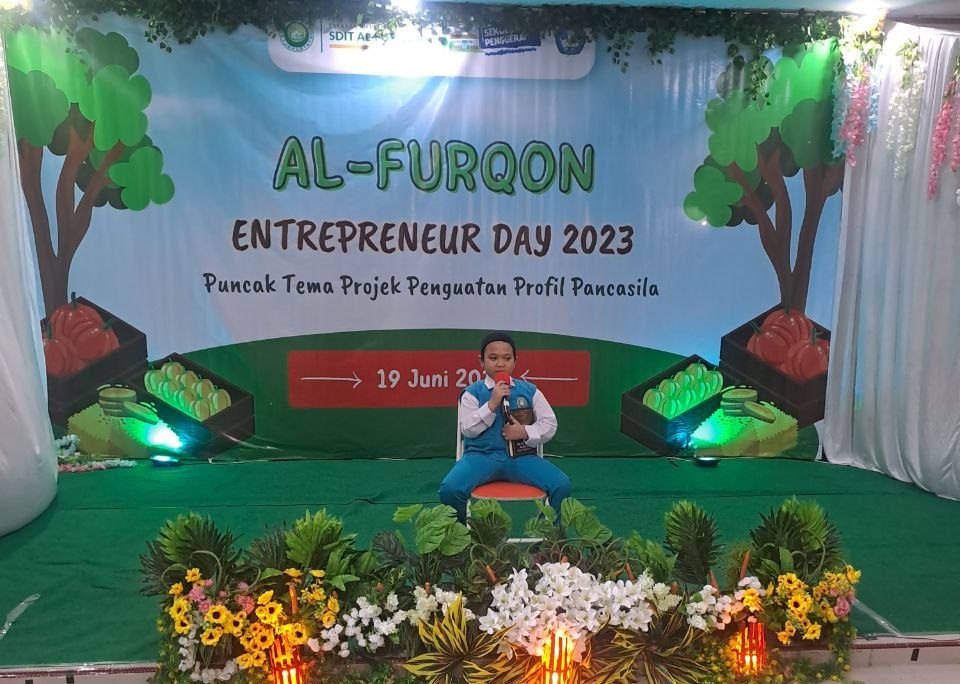 Tilawah dari Ananda Riffat Kelas 2 pada Acara Puncak Projek Penguatan Profil Pelajar Pancasila Entrepreneur Day 2023 SDIT Al-Furqon