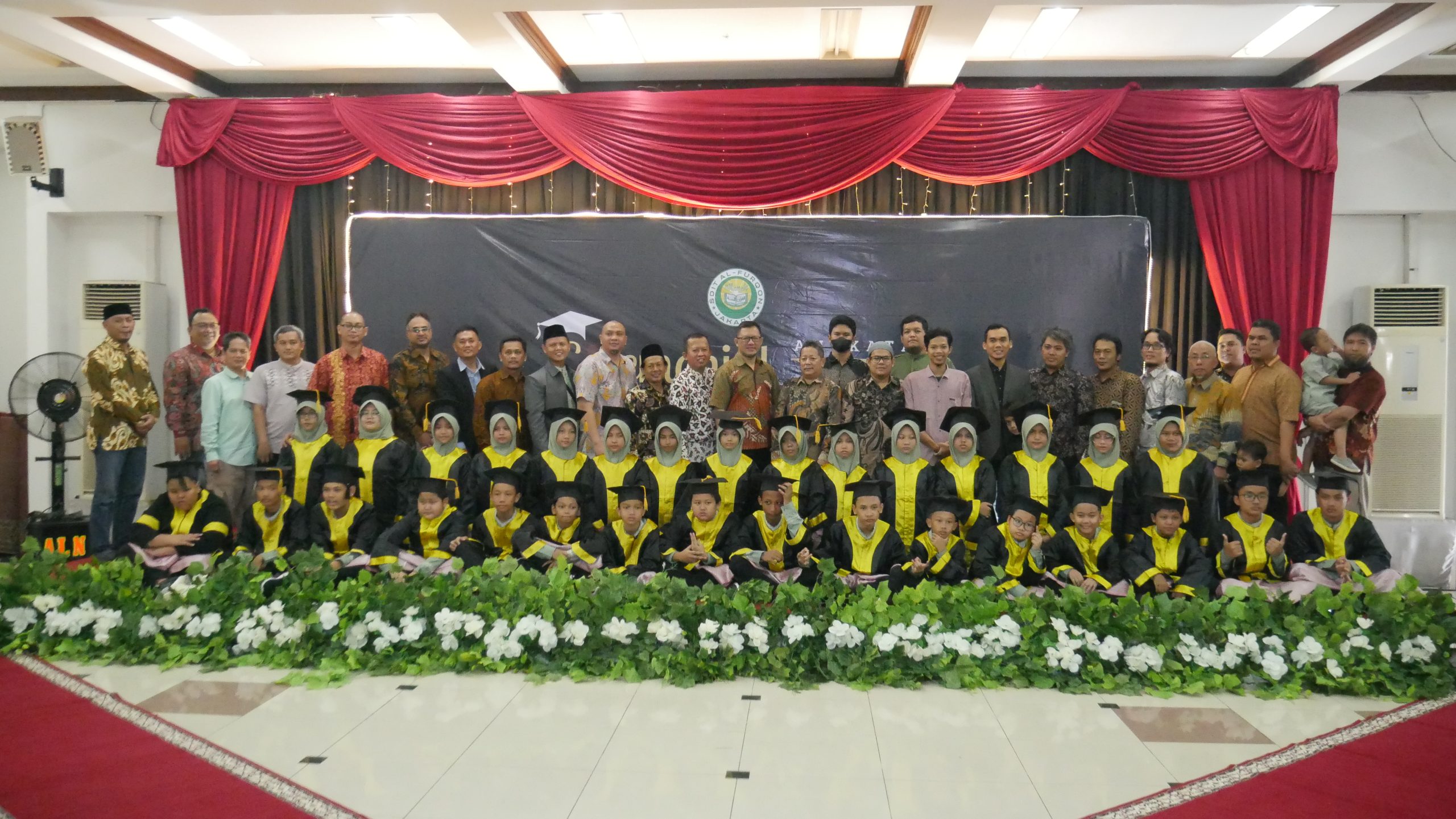 Wisudawan dan Wisdawati beserta Ayah pada Ceremonial Apresiasi Angakatan XXI (21) SDIT Al-Furqon