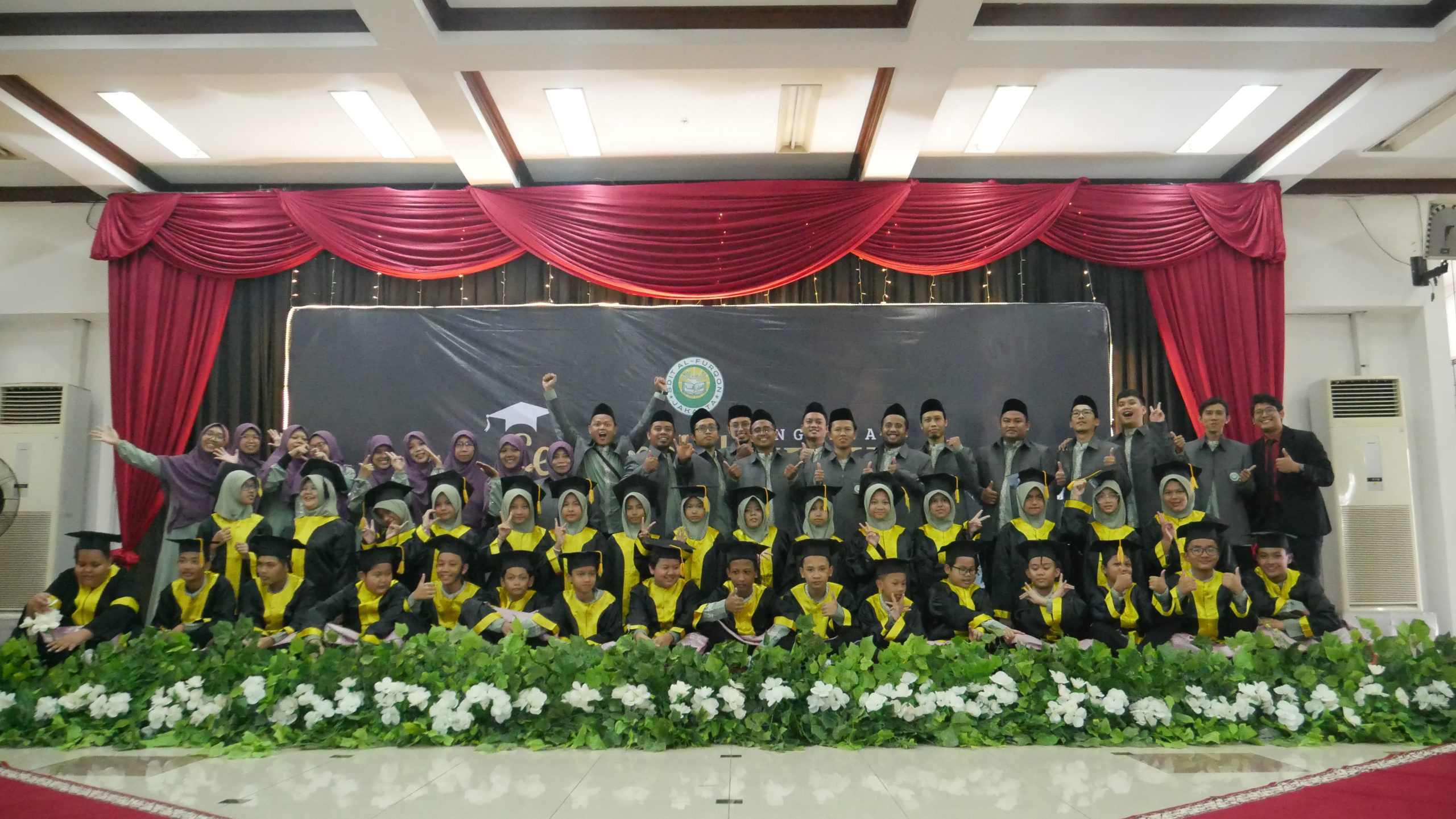 Wisudawan dan Wisudawati berserta Guru pada Ceremonial Apresiasi Angkatan XXI (21) SDIT Al-Furqon