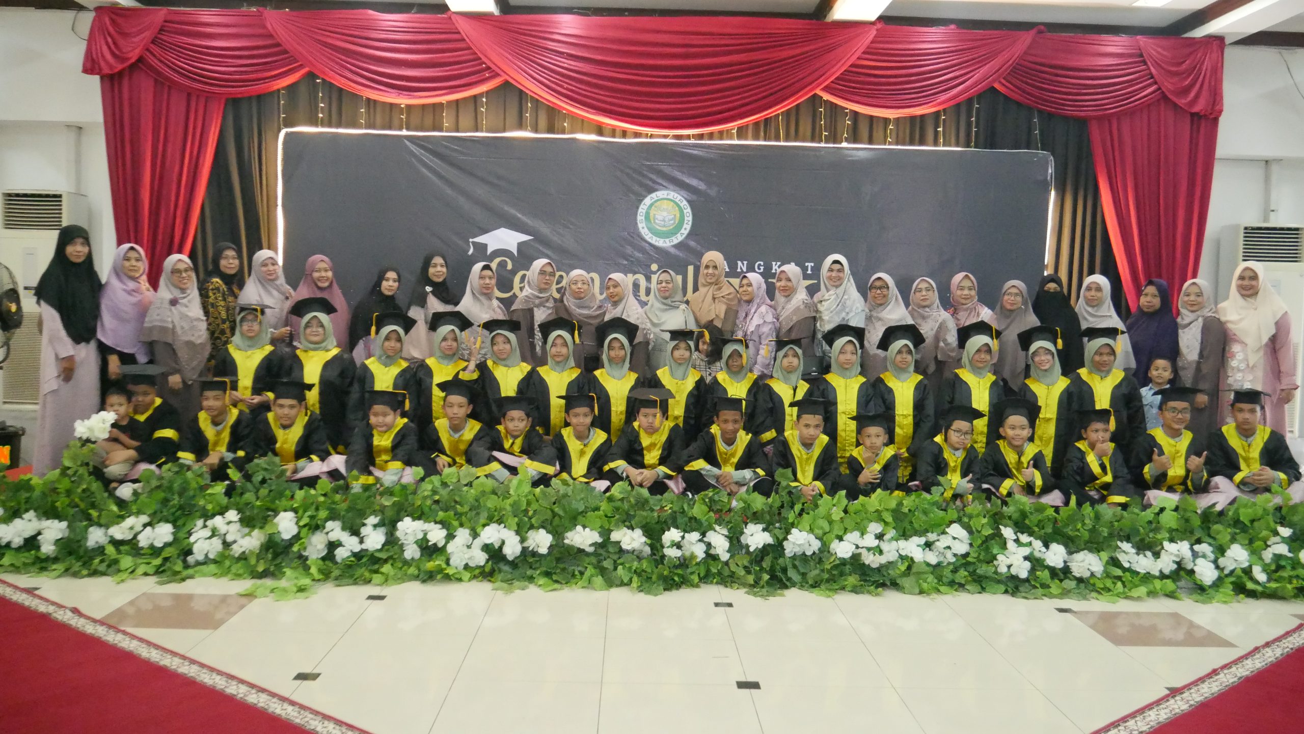 Wisudawan dan Wisudawati berserta Ibu pada Ceremonial Apresiasi Angkatan XXI (21) SDIT Al-Furqon