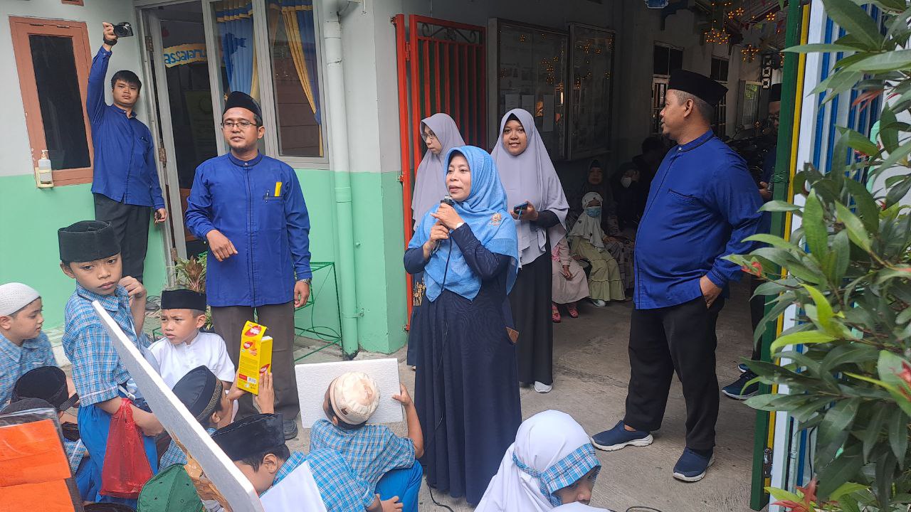 Brief dari Ibu Andriani sebelum memulai pawai tahun baru islam 1445H pada para peserta didik