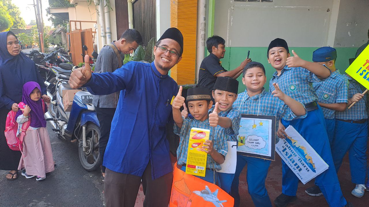 Pak Eka bersama Kelas 4A bersiap untuk memulai pawai tahun baru islam 1445H