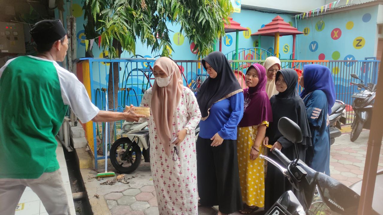 Pembagian daging qurban di SDIT Al-Furqon