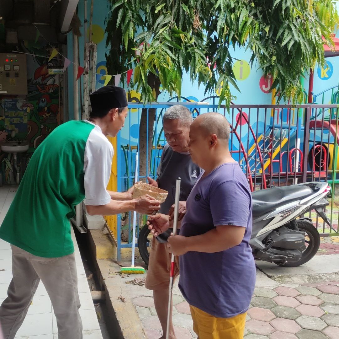 Pembagian daging qurban di SDIT Al-Furqon