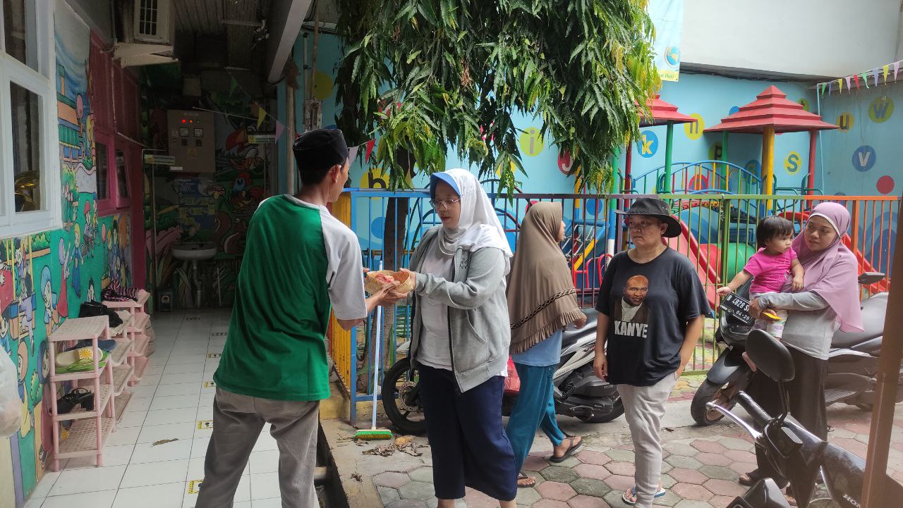 Pembagian daging qurban di SDIT Al-Furqon