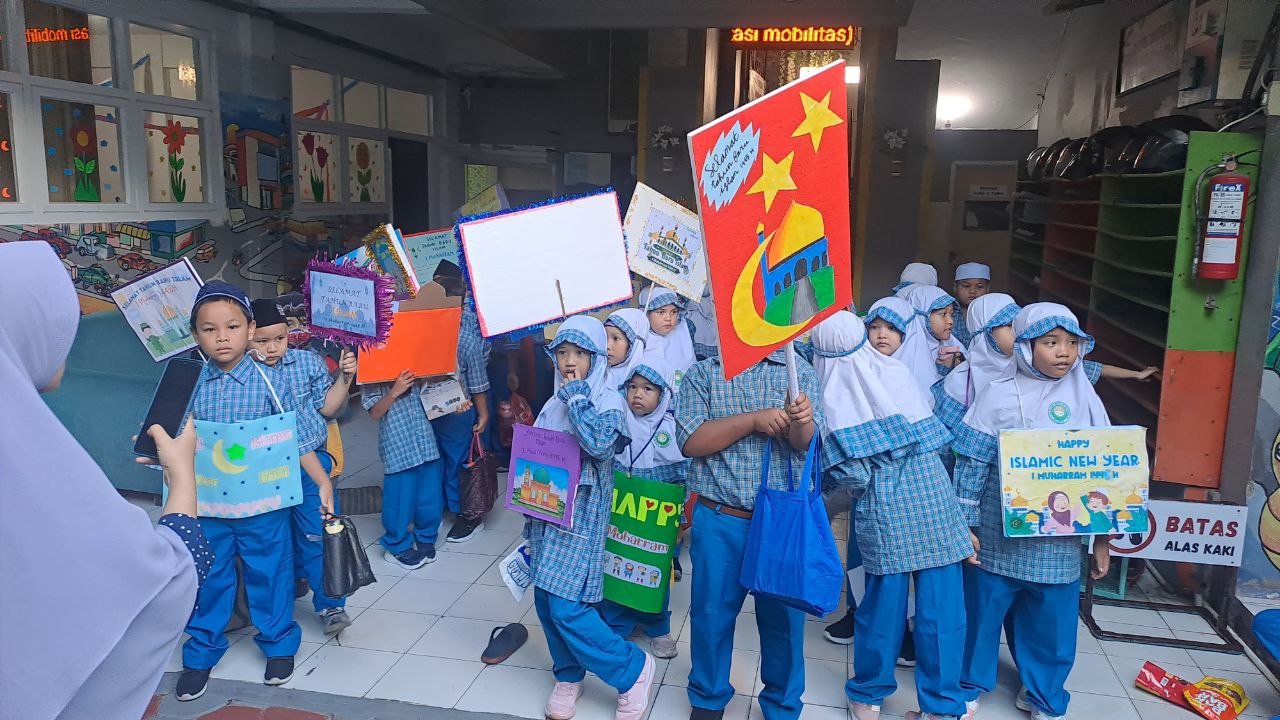 Peserta pawai tahun baru islam 1445H kelas 1 dan 3