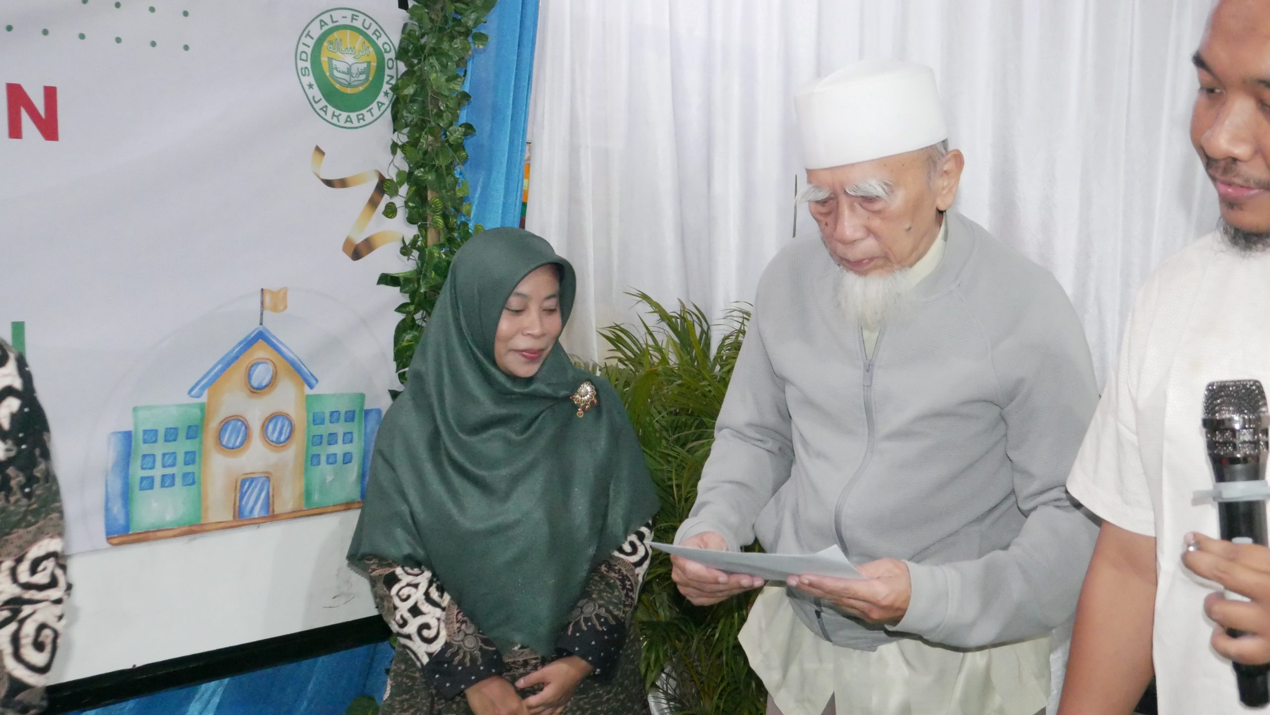 Pemberian pakta integritas kepala sekolah kepada Pengawas SDIT Al-Furqon