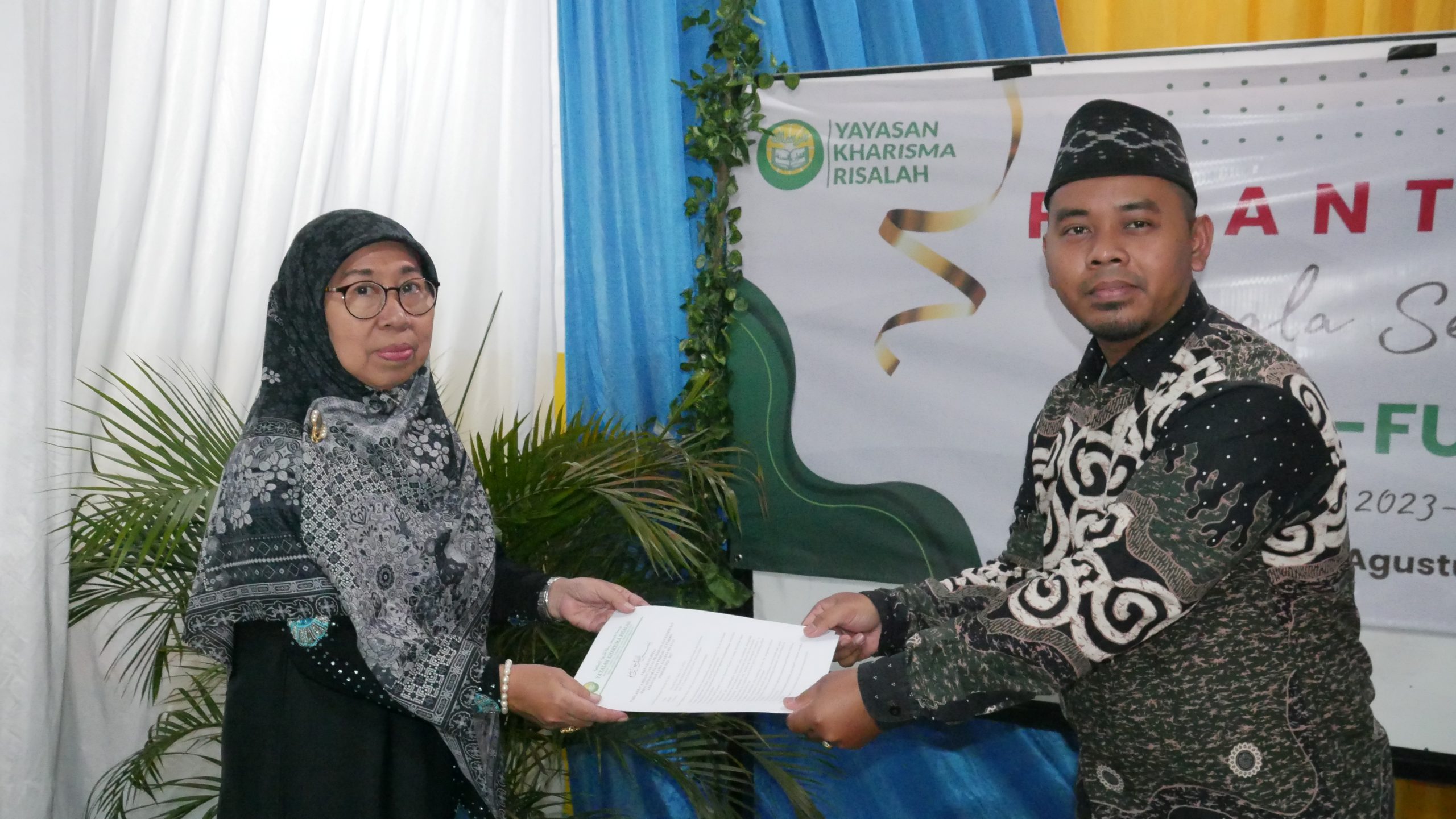 Pemberian pakta integritas wakil kepala sekolah bidang kesiswaan dan sarana prasarana kepada Pengawas SDIT Al-Furqon