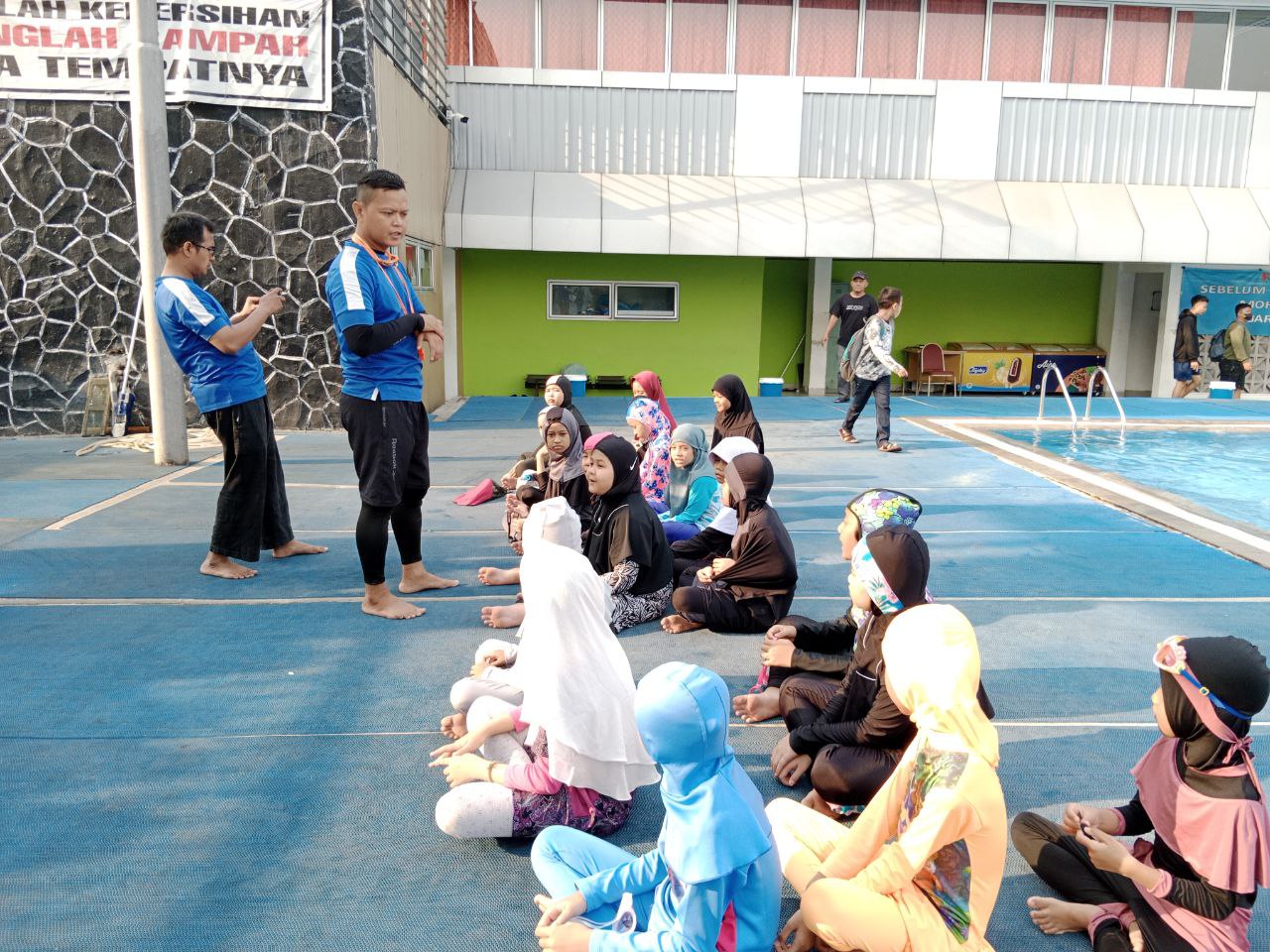 Briefing bersama Pak Asep dan Pak Eka pada Kegiatan Renang