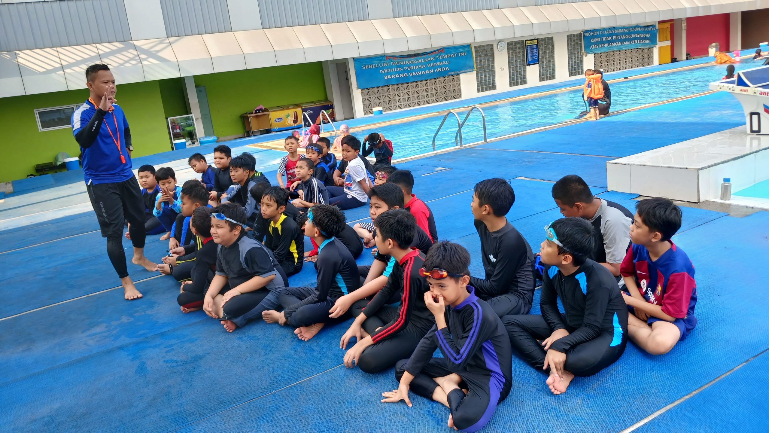 Briefing bersama Pak Asep dan Pak Eka sebelum ke kolom renang_2