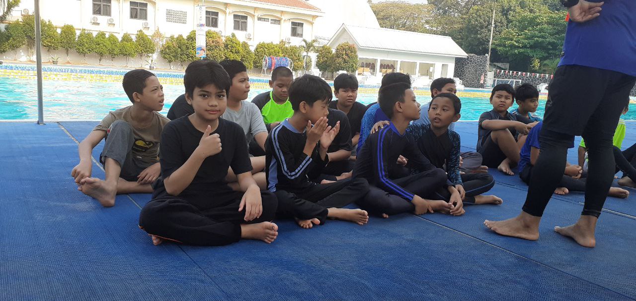 Briefing bersama Pak Asep sebelum kegiatan Renang