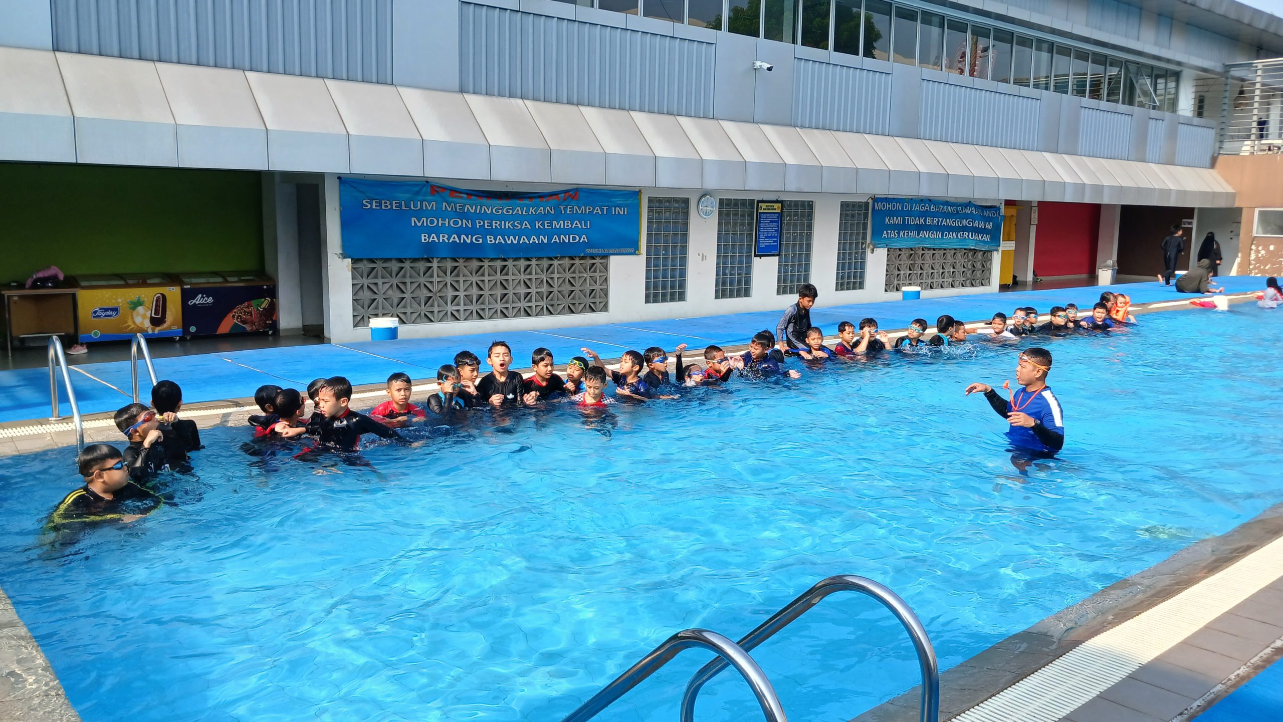 Latihan pada Kegiatan renang kelompok Mujahid Kelas III dan IV
