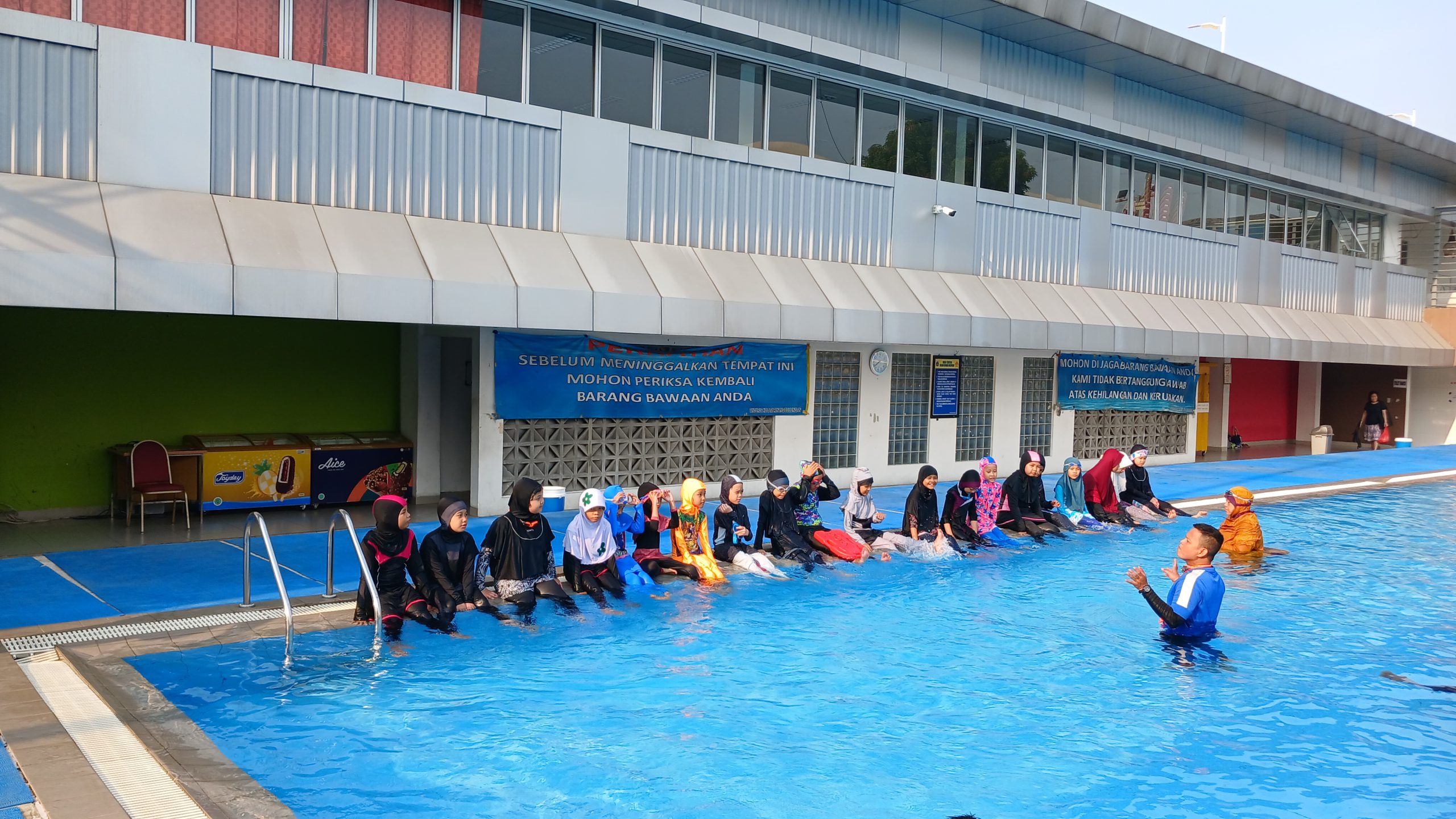 Pemanasan Bersama Bu Tika dan Pak Asep Kelompok Mujahidah
