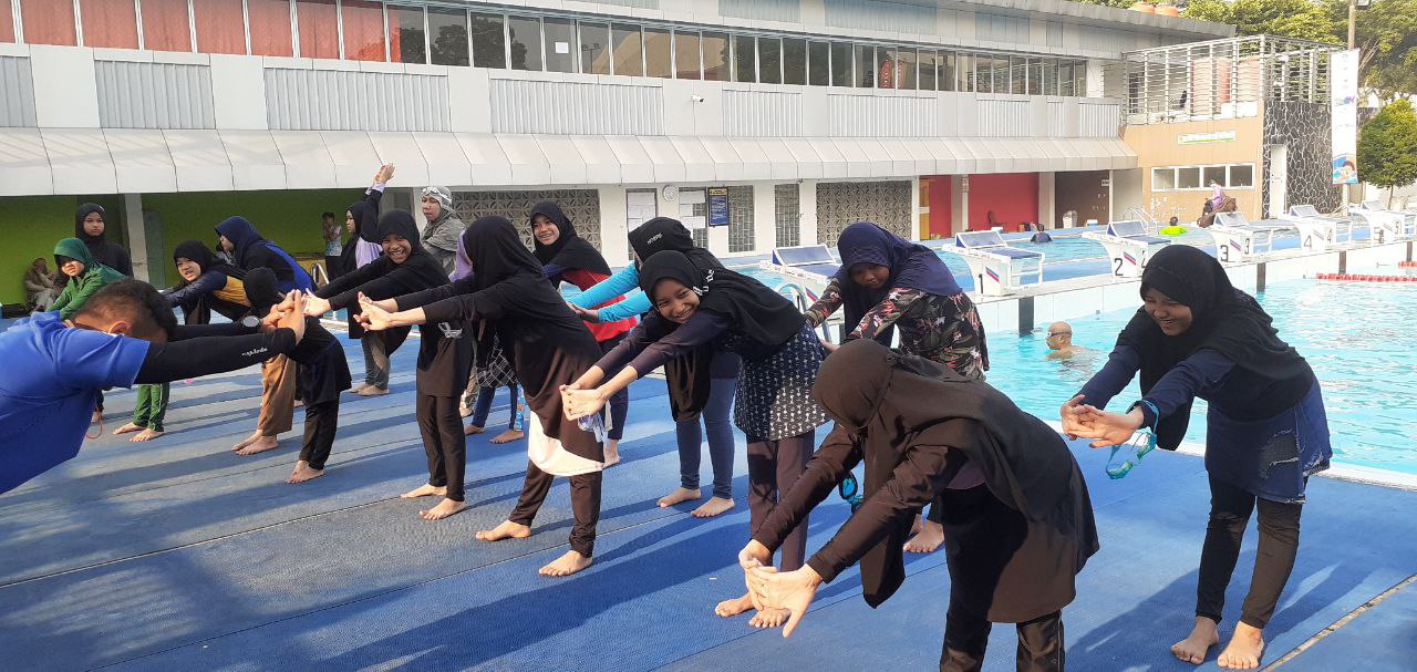 Pemanasan bersama Pak Asep dan Bu Mia untuk kelompok Mujahidah