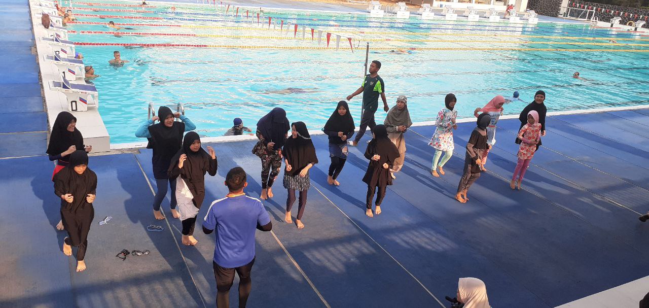 Pemanasan bersama Pak Asep dan Bu Mia untuk kelompok Mujahidah_2 pada kegiatan renang