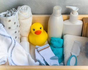 Menjaga kebersihan dengan mandi teratur