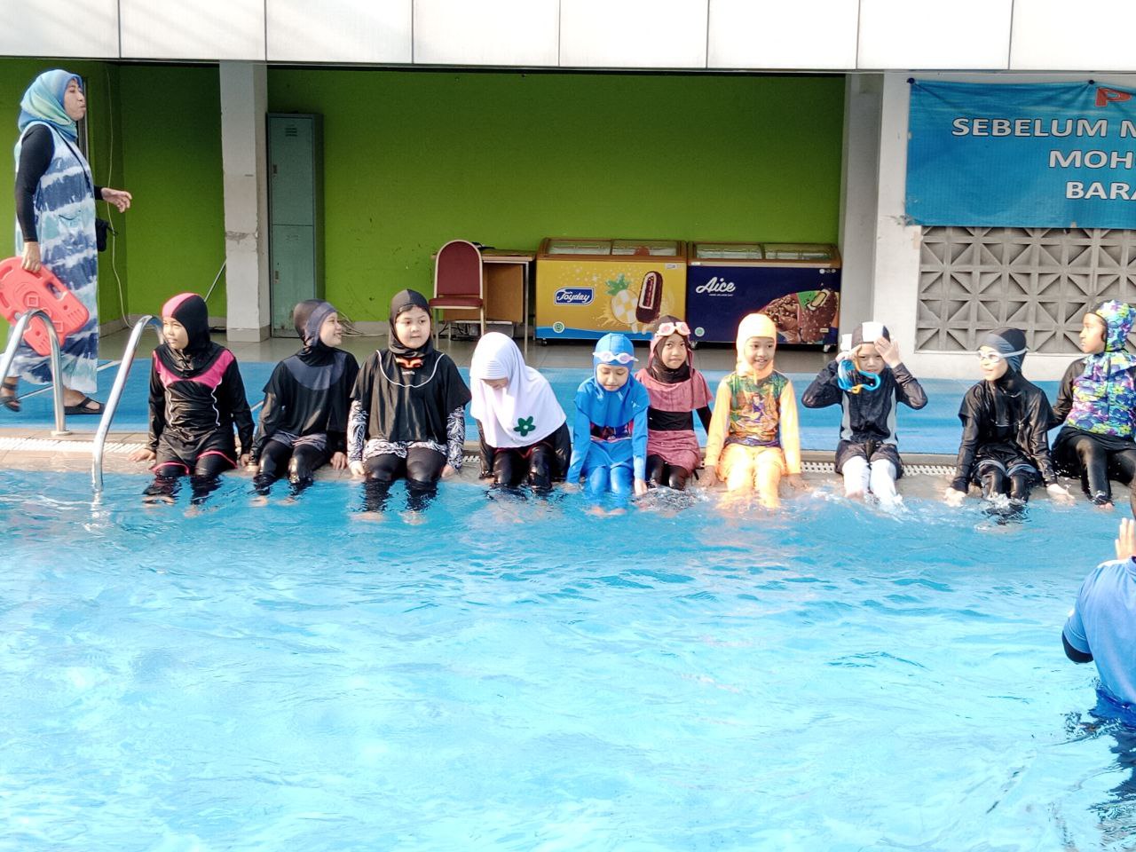 Persiapan mujahidah kelas III dan IV sebelum berenang