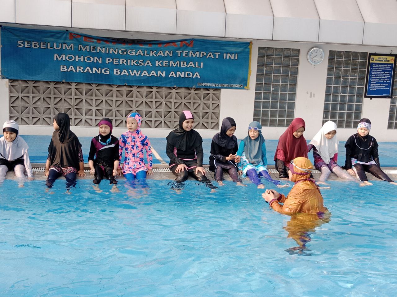 Persiapan mujahidah kelas III dan IV sebelum berenang_2