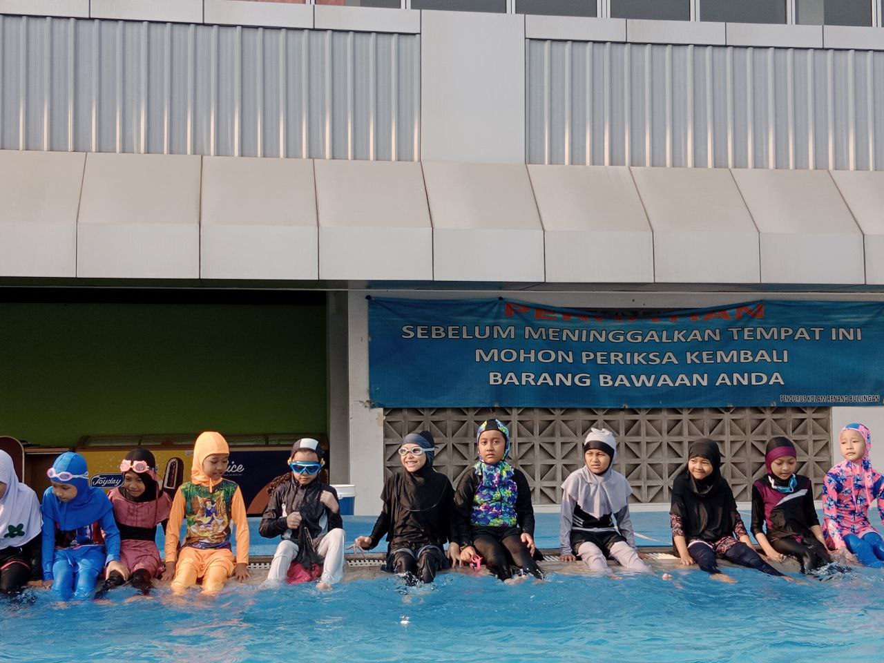 Persiapan mujahidah kelas III dan IV sebelum berenang_3