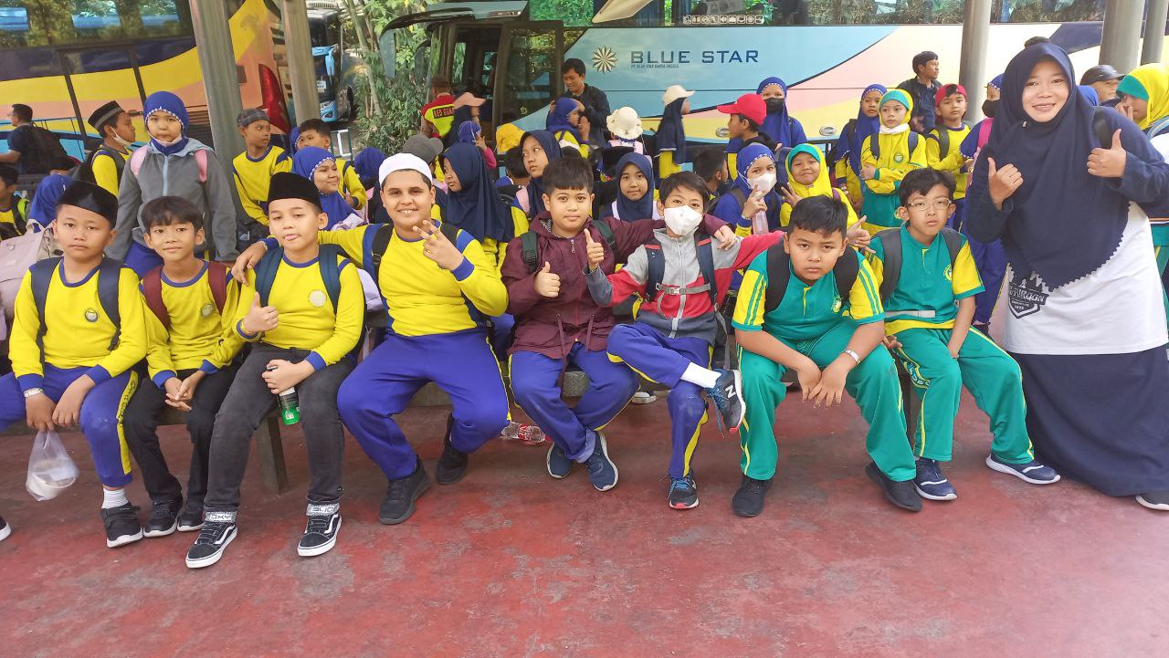 Bu Jihan dengan Kelas 5 dan 4