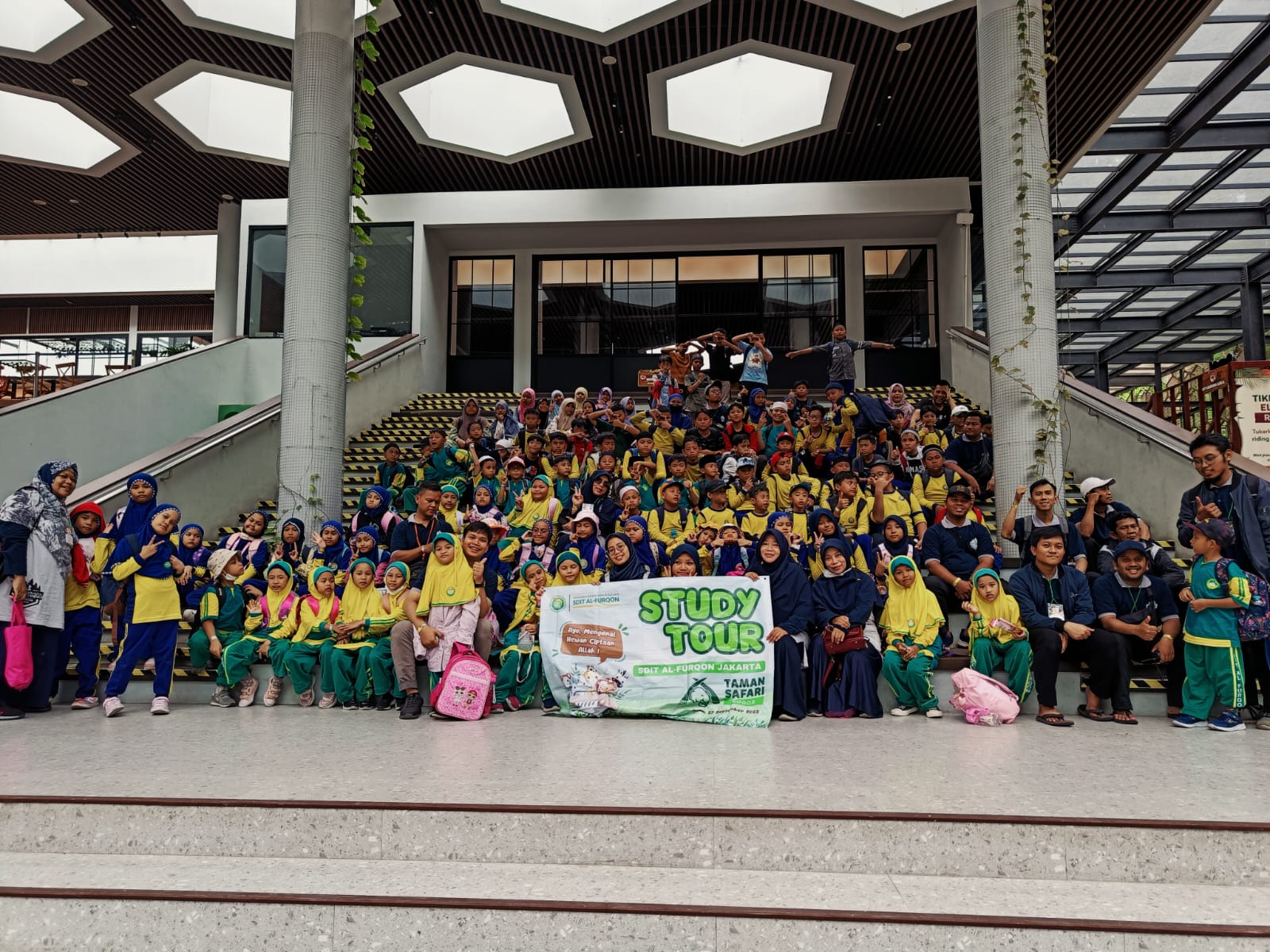 Foto bersama SDIT Al-Furqon saat study tour