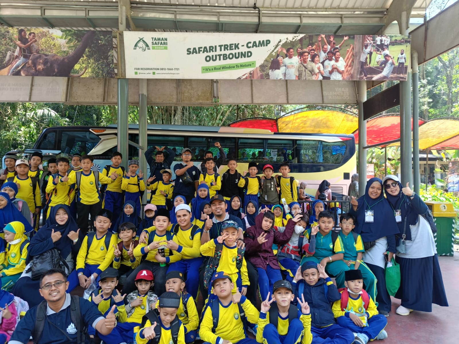 Foto bersama ketika sampai di Taman Safari saat study tour