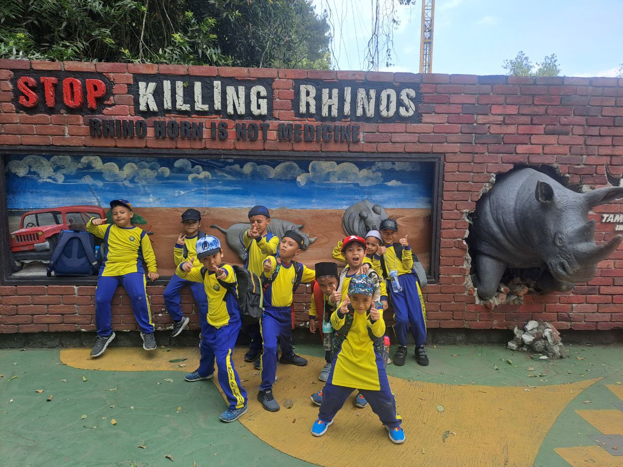 Kelas 2 di Stop Killing Rhinos saat study tour